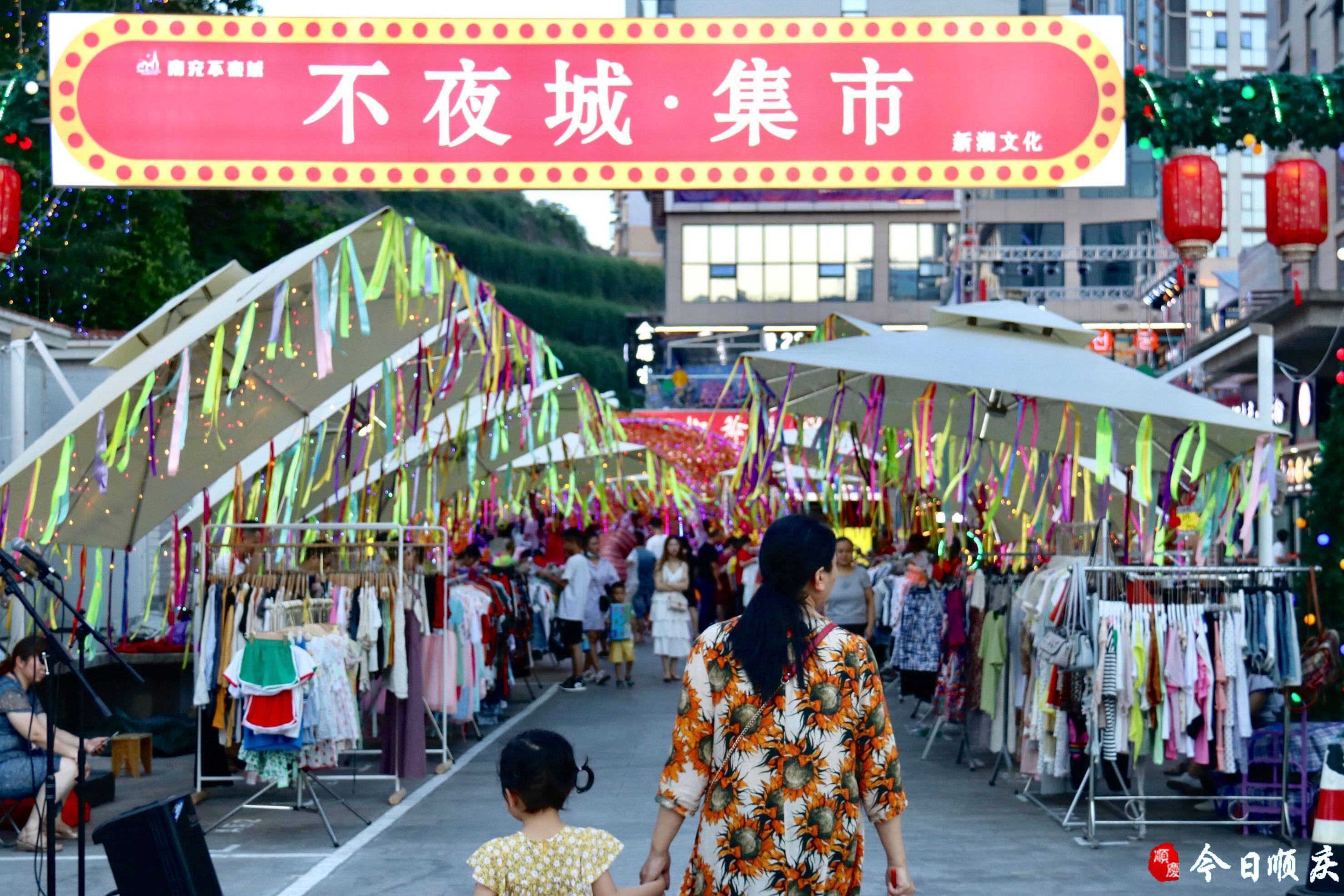 南充不夜城夜市摊区闹热得很