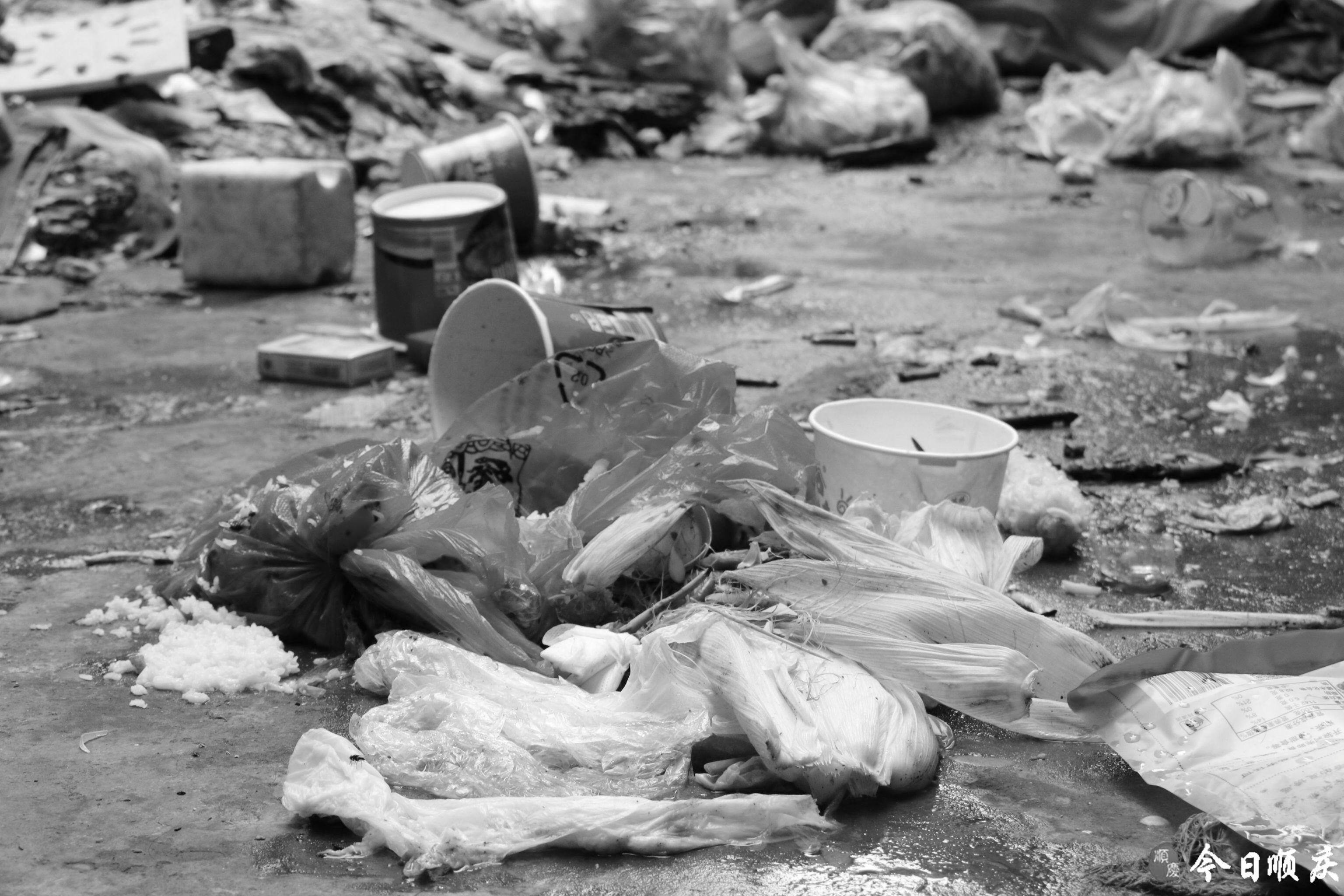 太恶心!垃圾堆放数周无人清理 长生巷内臭气熏天